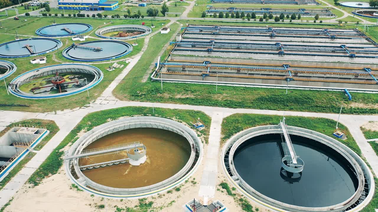 gran planta de tratamiento de aguas residuales. vista de arriba