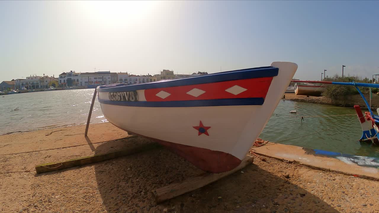 todo pintado y listo para volver al mar, barco de pesca tradicional portugués algarve portugal