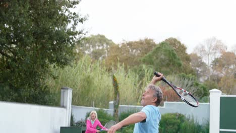 hombre mayor jugando al tenis en la cancha de tenis 4k