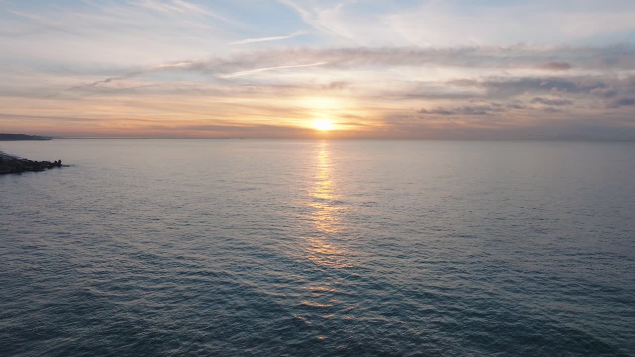 리에파자(liepaja)의 발트해 해변에 있는 카로스타 북부 요새(karosta northern forts)에 있는 버려진 해변 요새 건물의 공중 영화 전망, 일몰, 황금시간, 뒤로 움직이는 넓은 드론 샷, 아래로 기울기