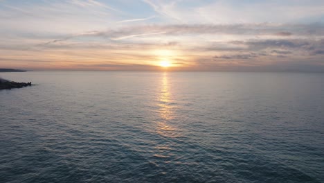 vista cinematográfica aérea de los edificios de fortificación costeros abandonados en los fuertes del norte de karosta en la playa del mar báltico en liepaja, puesta de sol, hora dorada, amplio disparo de drones moviéndose hacia atrás, inclinado hacia abajo