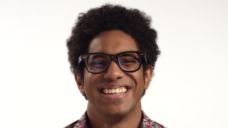 cu hombre sonriente sonríe a la cámara