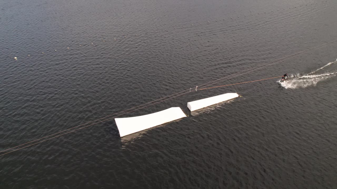 네덜란드 케이블 공원에서 웨이크보딩의 항공 촬영을 시청하십시오.