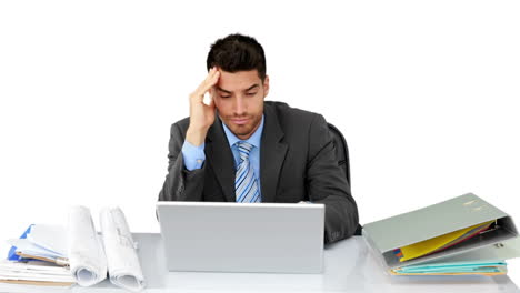 joven empresario trabajando en su escritorio