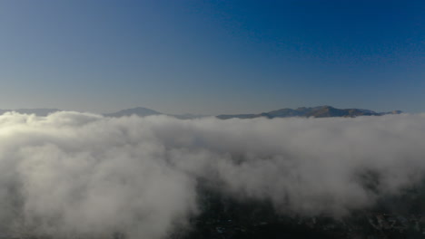 Vista-Aérea-De-Niebla-Baja-Sobre-Montañas-En-San-Diego-Durante-El-Amanecer