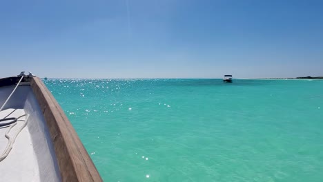 Sonne-Scheint-Auf-Wasser-Und-Boot-Schwimmt-Auf-Türkisfarbenem-Wasser,-Karibisches-Meer