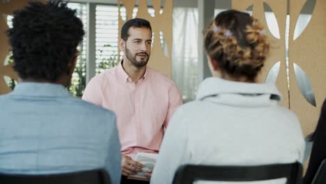 líder de equipo confiado hablando con sus colegas.