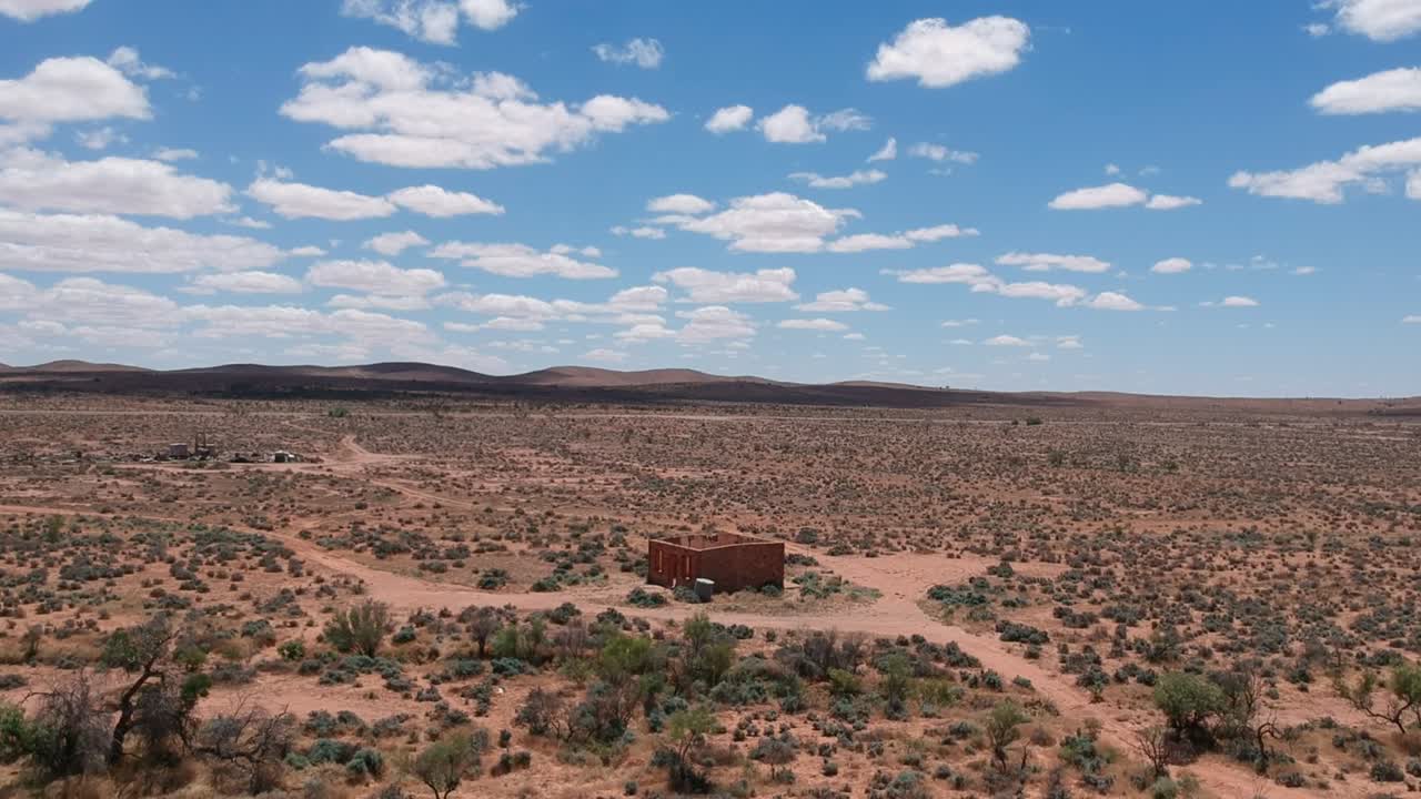 volando sobre edificios abandonados en el interior de australia.