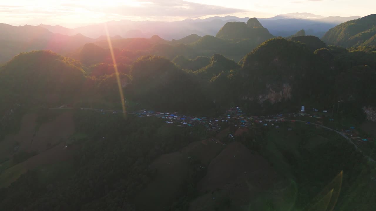 태국 북부 메이홍손 지방의 외 마을인 반자보의 해가 지는 모습, 라후 부족의 고향.