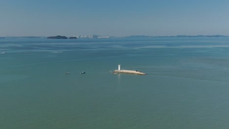 Un-Faro-Blanco-En-Medio-Del-Mar