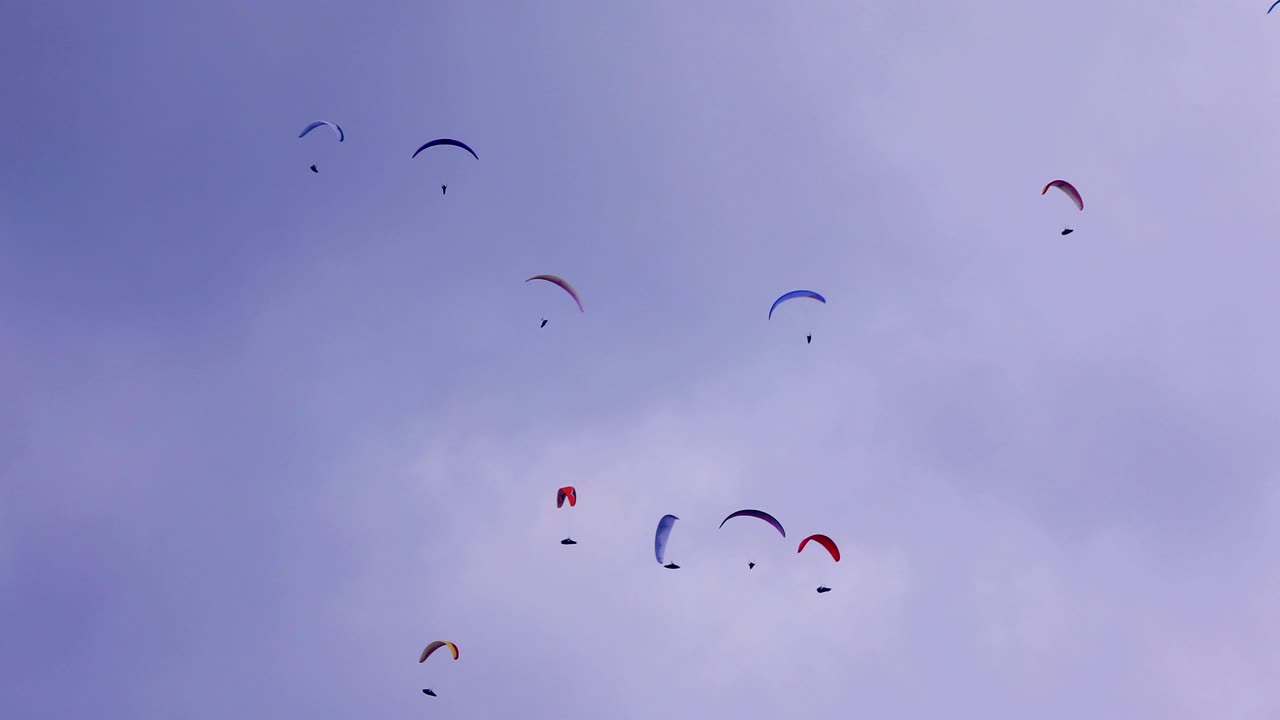 구름 인 하늘 에 대한 패러글라이더 들 의 그룹