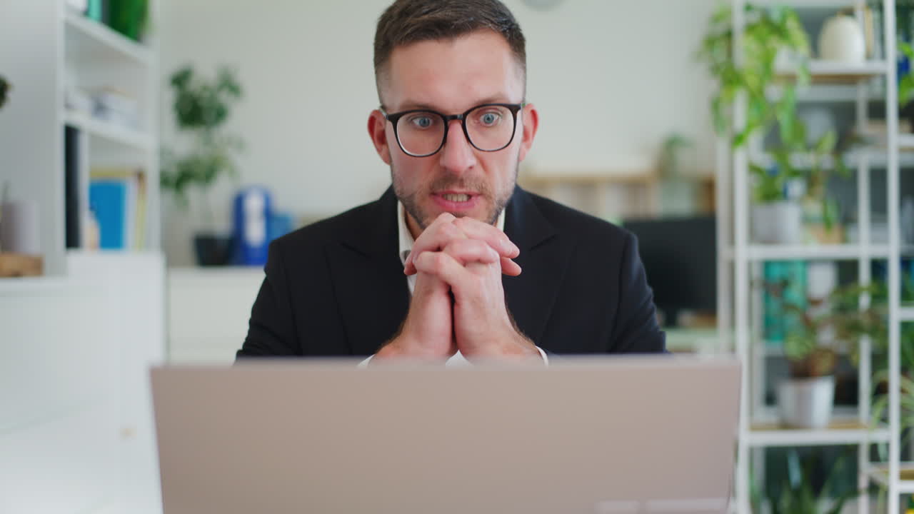 hombre lleva a cabo una videoconferencia con los empleados