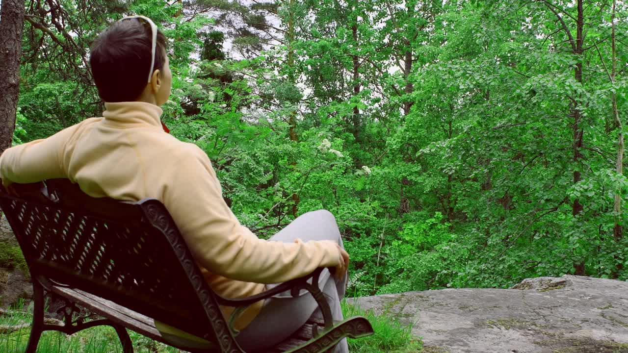 공원 벤치에 앉아있는 여성들