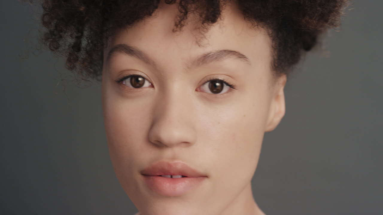 가까운 초상화 아름다운 젊은 혼합 인종 여성 완벽한 건강한 피부 피부색 자신감 있는 감각적인 아름다움 회색 배경 피부 관리 개념