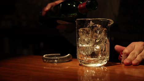 verter y servir whisky en un vaso con hielo