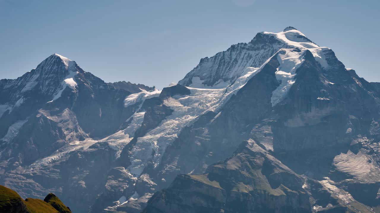 vista de telefoto de nieve y hielo en las crestas del valle de la impresionante montaña alpina escarpada en un día soleado
