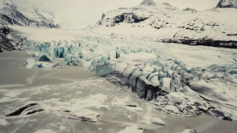 Lengua-Glaciar-En-Islandia,-Filmada-Por-Un-Dron-Desde-Múltiples-ángulos