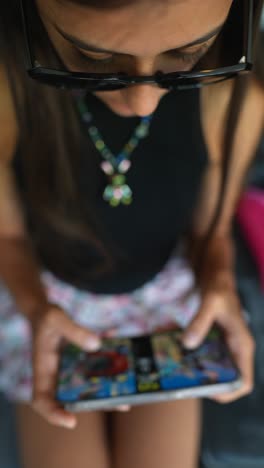 una mujer jugando a un juego en su teléfono.