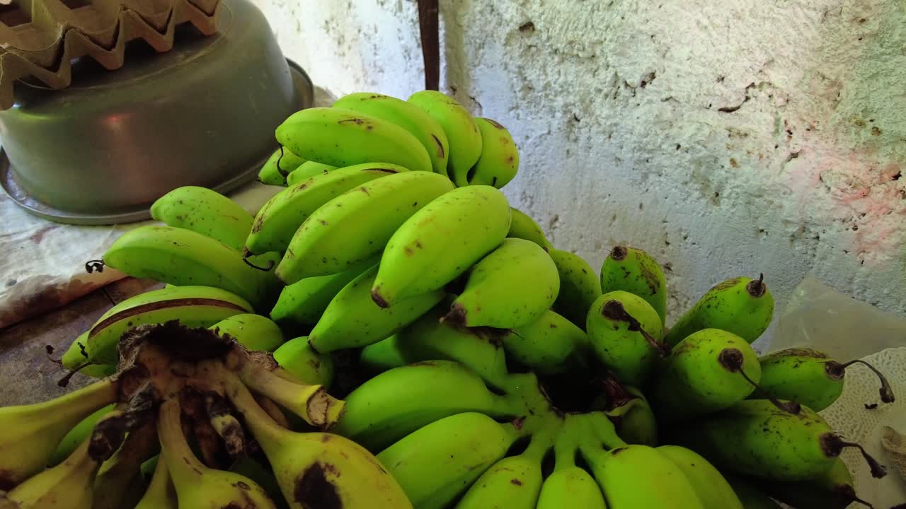 Plátanos y bananos manzana cosechados a mano en un humilde hogar en Los Valles del Tuy, Miranda, Venezuela.