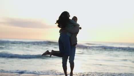 Feliz,-Atardecer-Y-Una-Pareja-Con-Un-Abrazo-En-La-Playa