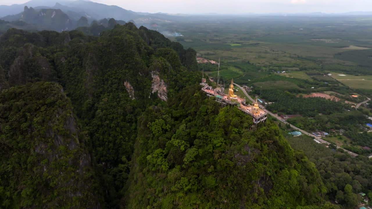 estatua de oro de buda en el templo de la cueva del tigre wat tham sua en krabi, tailandia