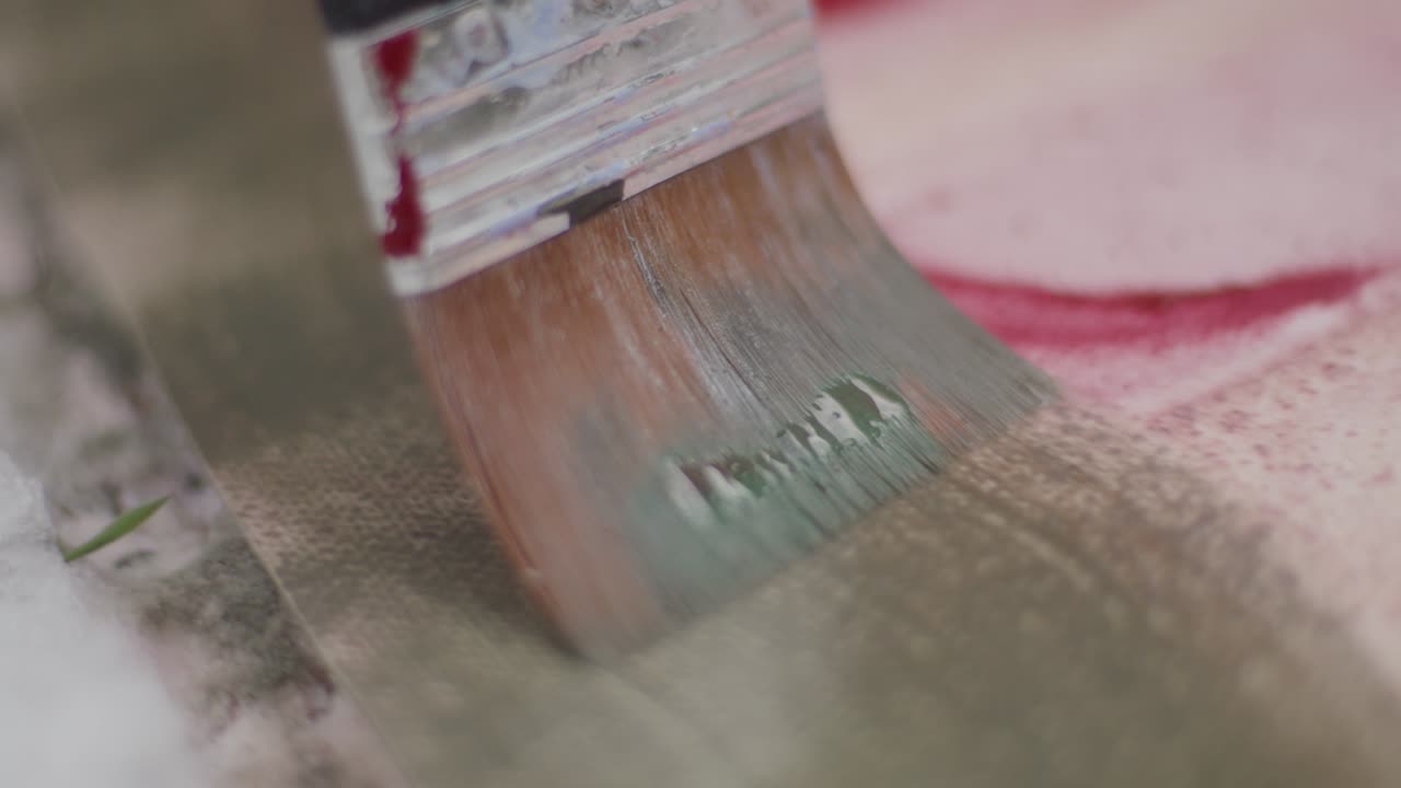 grandes pinceladas en el lienzo por el artista