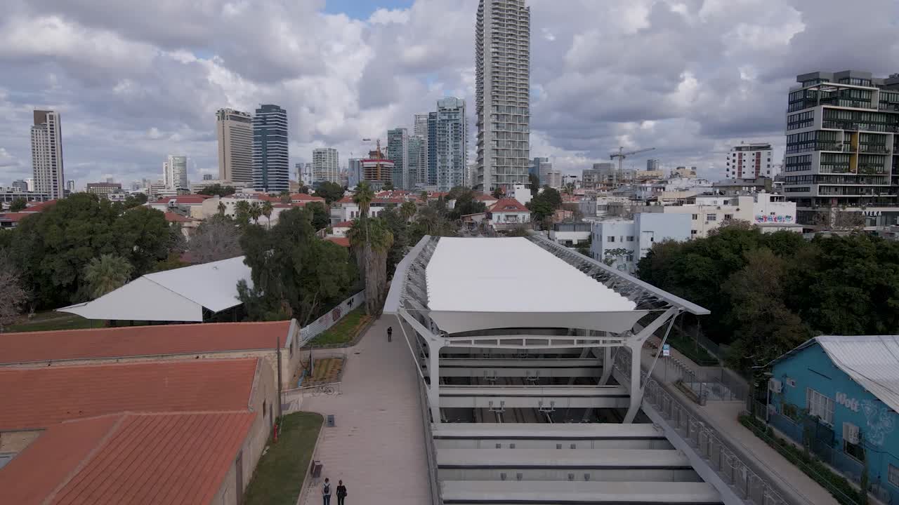 sobre la estación de tren subterráneo y la ciudad circundante de tel-avis