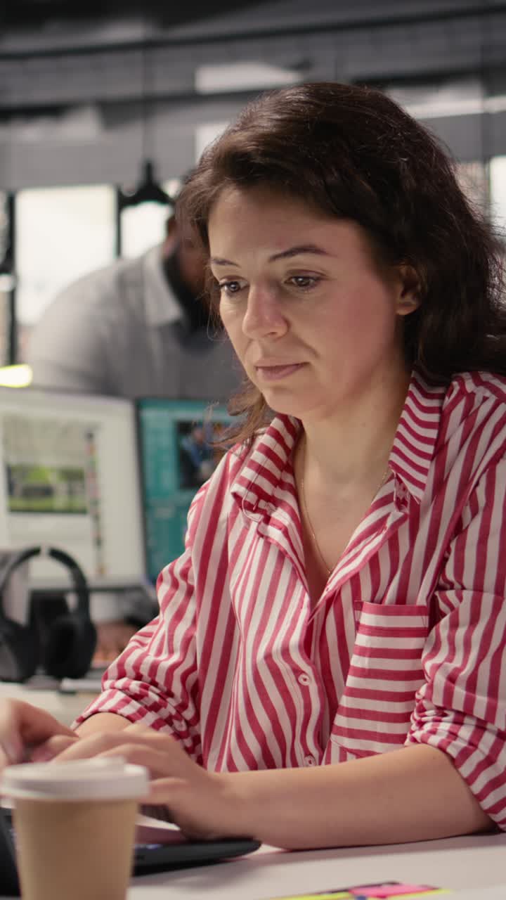 Video Verticale: Ritratto Di Donna D'Affari All'Interno Di Un Ambiente Ufficio Open Space
