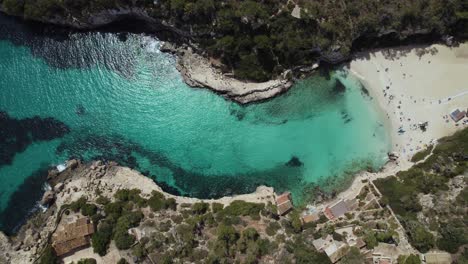 Aguas-Turquesas-De-La-Playa-De-Cala-Llombards-En-Un-Día-De-Verano-En-Mallorca,-España