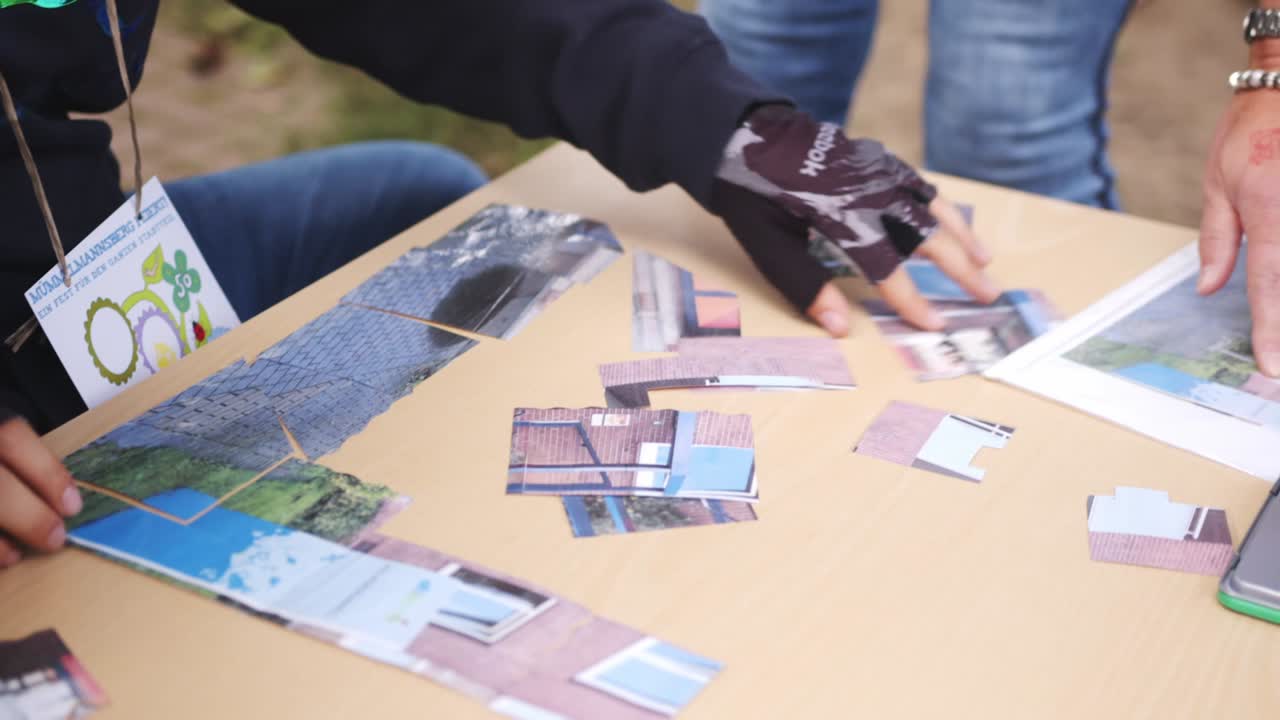 niño con guantes está haciendo un rompecabezas