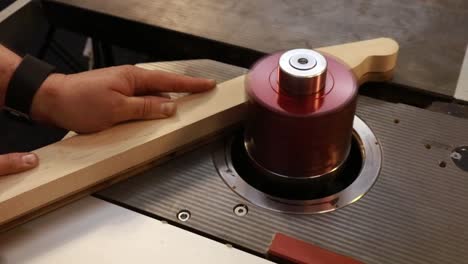 el cuello de la guitarra siendo moldeado por un luthier