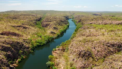 Estrecho-Arroyo-En-Medio-Del-Desierto-Rocoso-Dentro-Del-Parque-Nacional-Litchfield-En-Australia