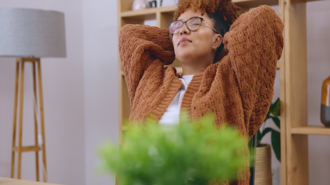 estiramiento, estrés y computadora portátil con una mujer en casa