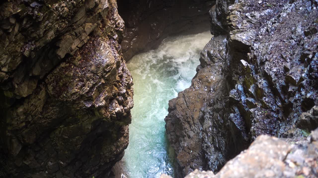 푸르고 차갑고 맑은 산의 강이 알프스의 협곡을 통해 흐르고, 물이 거품을 일으키고, 태양이 협곡을 뚫고 나옵니다.