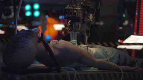 robot que realiza un procedimiento médico en un maniquí