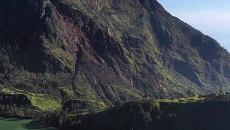 Wände-Des-Vulkans-Mount-Rinjani-Und-Campingplatz-In-Der-Nähe-Des-Seeufers-In-Nusa-Tenggara,-Indonesien,-Luftanflugaufnahme