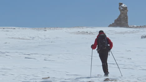 Hombre-Con-Esquís-Subiendo-Al-Nevado-Grande-Randonnée,-Francia,-Tiro-Ancho-De-ángulo-Bajo