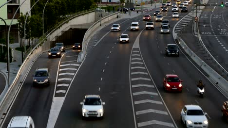 verkeersscene in de schemering.