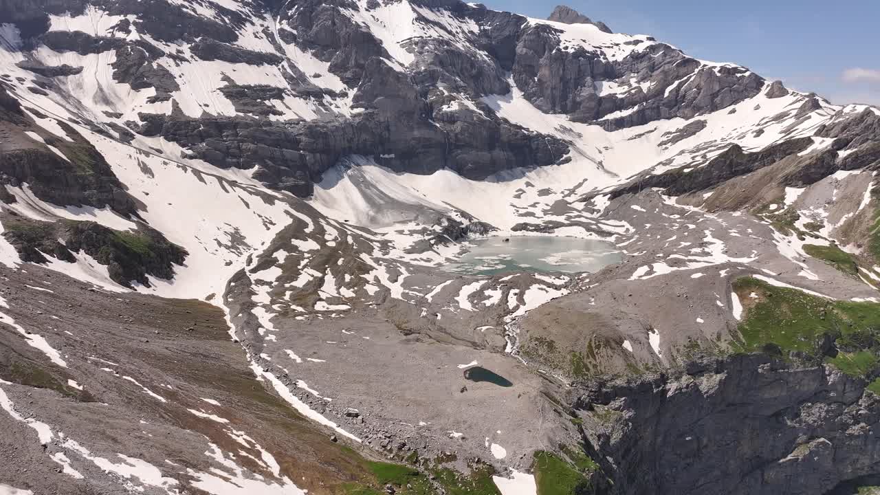 maravillosa vista aérea del paso de klausen en suiza, que muestra la belleza de las grandes montañas cubiertas de nieve y sus hermosos lagos