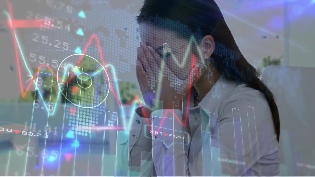 사무실에서 얼굴을 고 있는 아시아 여성에 대한 데이터 처리의 애니메이션