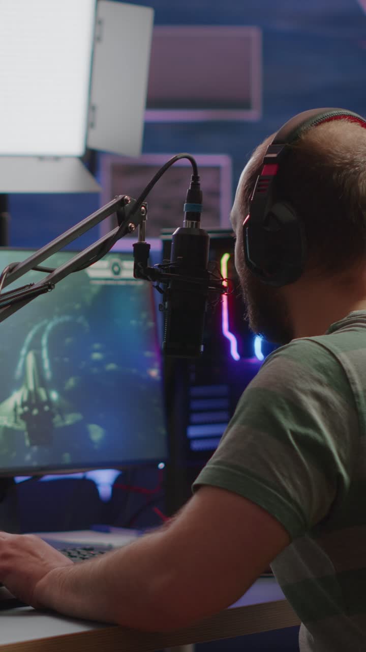 Gamer professionista che trasmette in live streaming un videogioco.