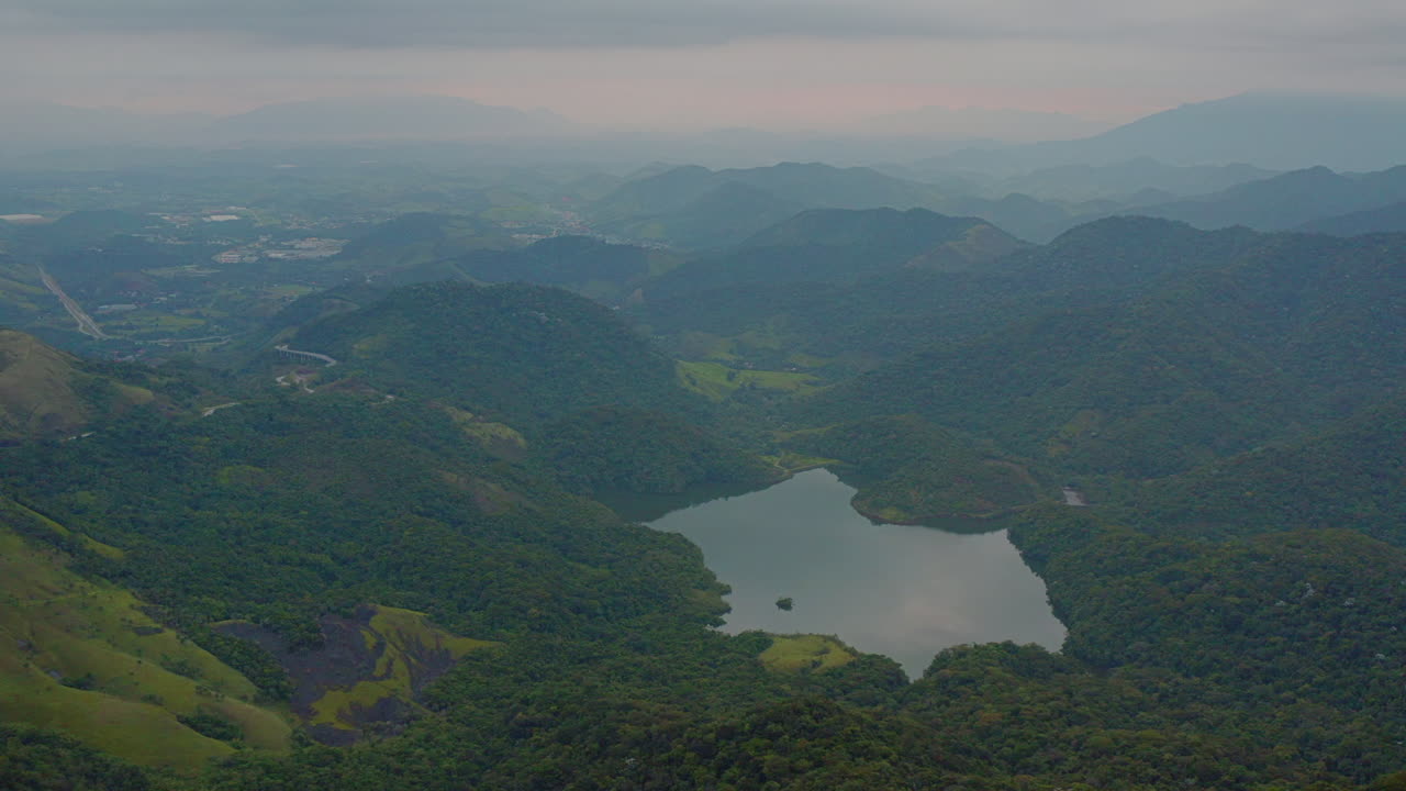 vista aérea del bosque en el lago en petropolis, brasil