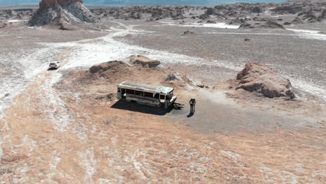 fotografía aérea de un autobús abandonado en el desierto de atacama, américa del sur, chile