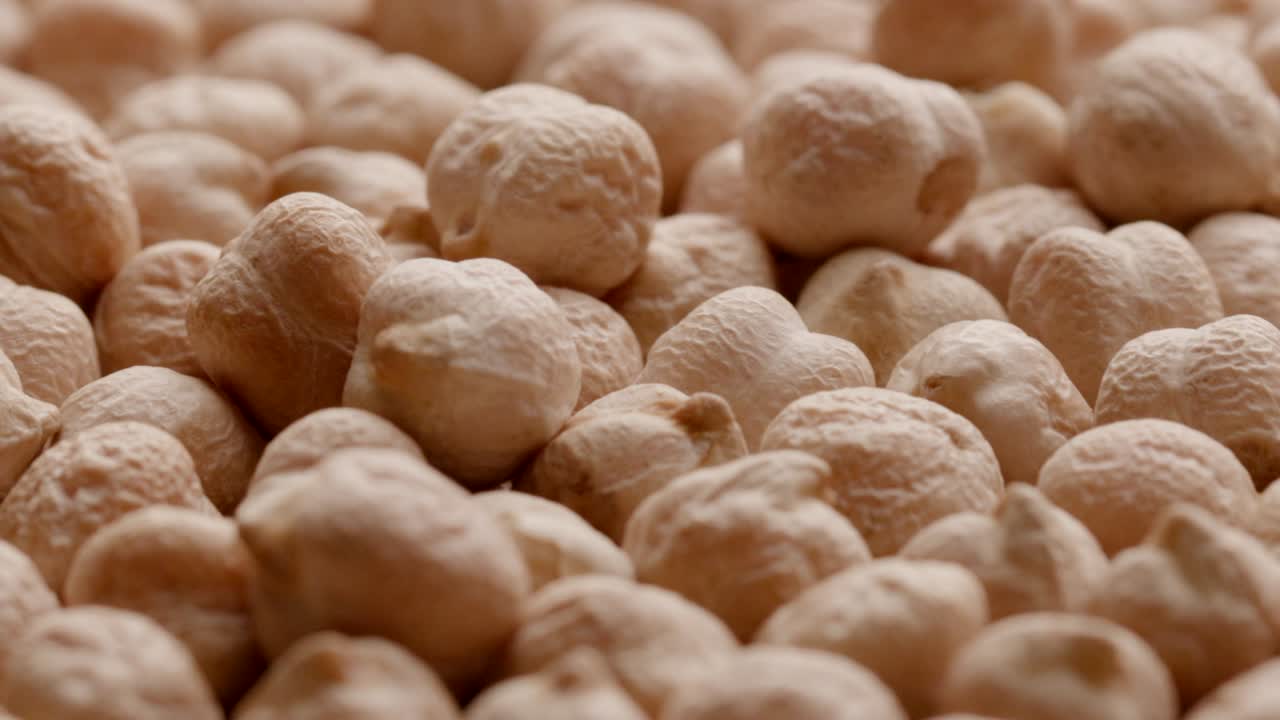 grupo de garbanzos crudos que giran en un círculo