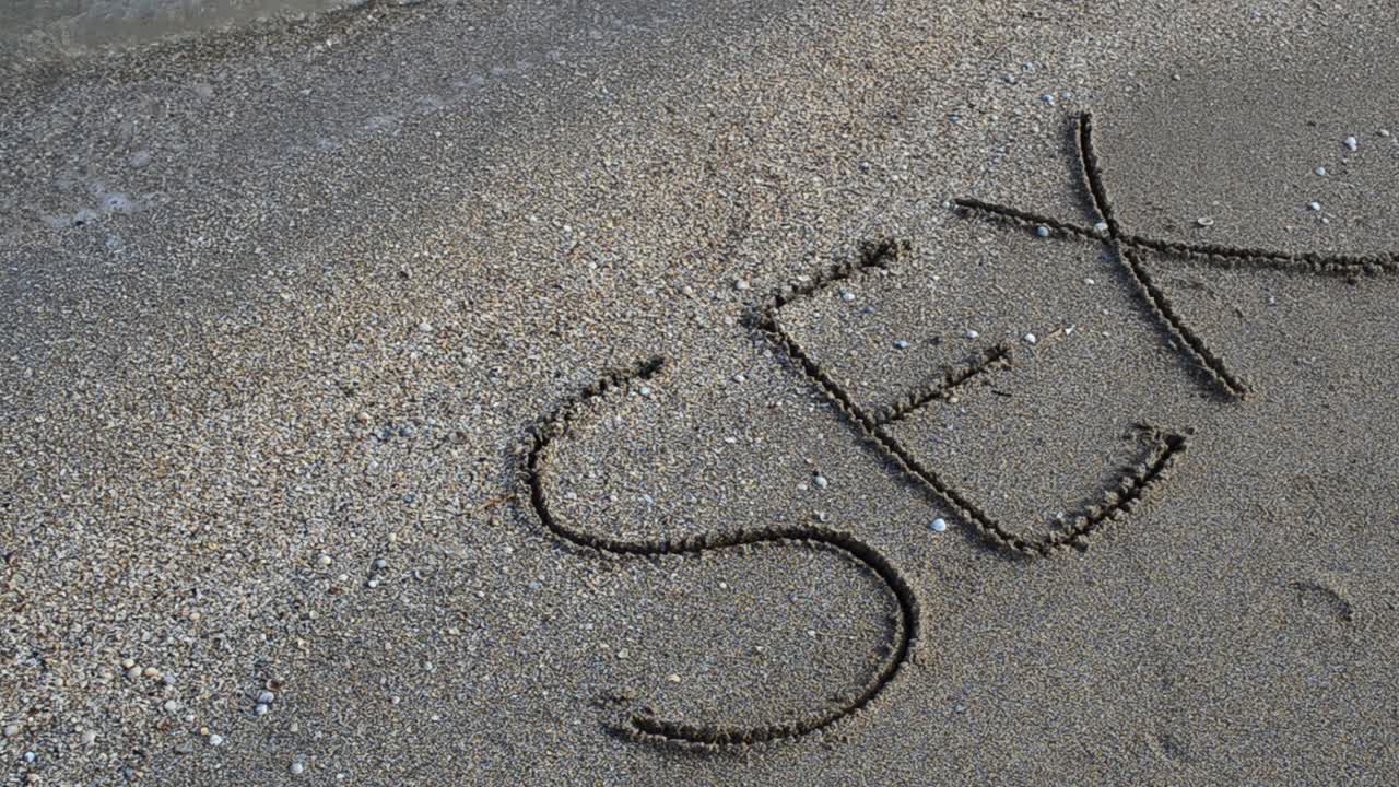 Handschriftlich in Sand am Strand. Fotoshooting am Strand.