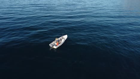 órbita-Aérea-Alrededor-De-Los-Pescadores-Ajustando-El-Engranaje-En-El-Barco-En-Mar-Abierto