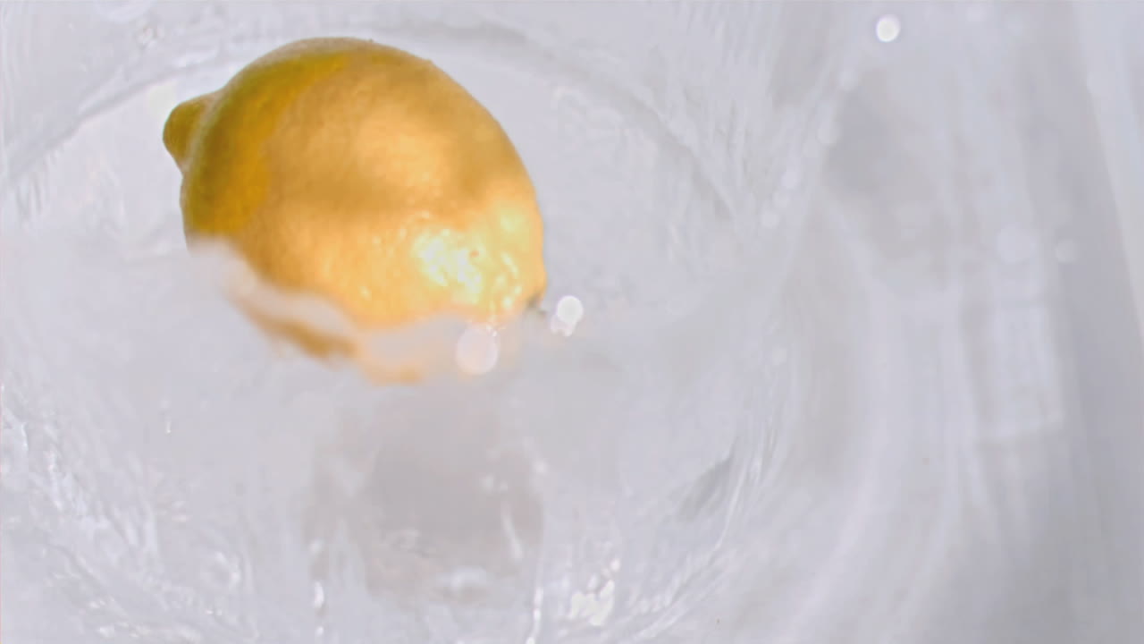 スーパースローモーションで水に落ちるレモン