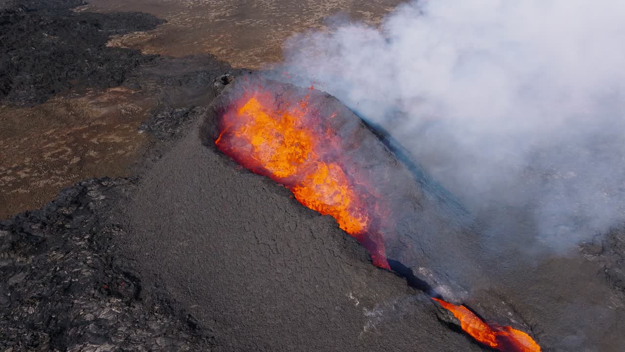 volcán efusivo en erupción en la superficie de la tierra con fuerza, lava que fluye, aérea