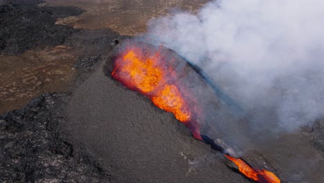 Volcán-Efusivo-En-Erupción-En-La-Superficie-De-La-Tierra-Con-Fuerza,-Lava-Fluyendo,-Antena