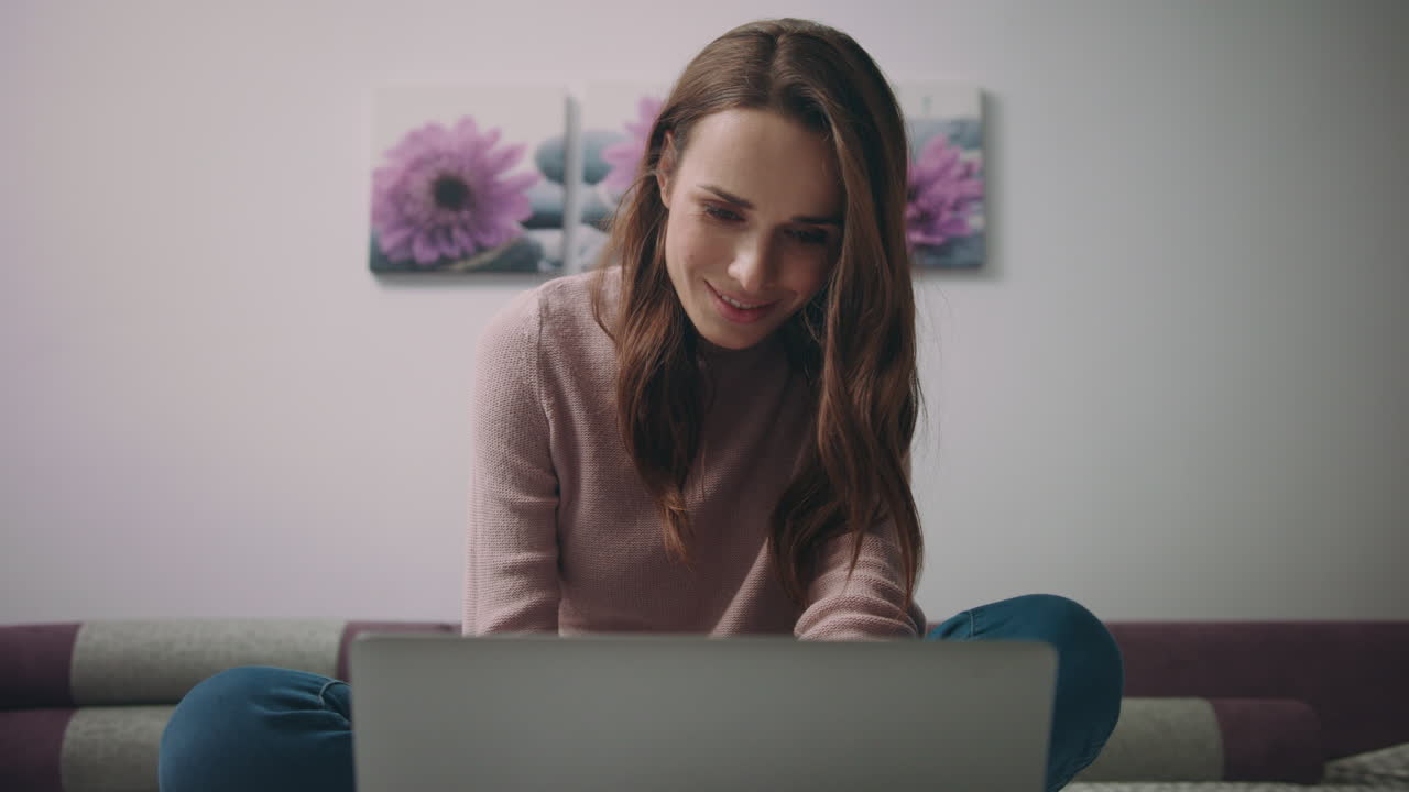 mujer de negocios chateando en línea en una computadora portátil. profesional trabajando en línea